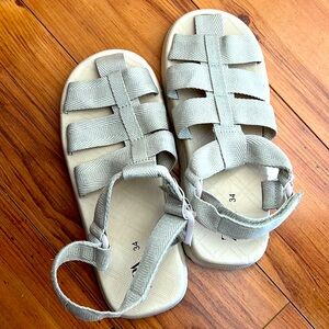 Zara Kids rubber sandal size 2.5